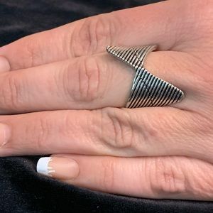 Silver twisted line ring